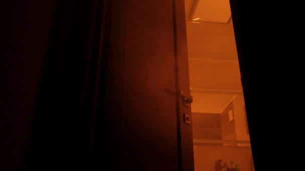 Tűz van egy lakásban füstös szobával. Tűz a lakóövezetben. — Stock videók