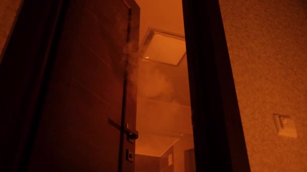 Fire in an apartment with a smoky room. Fire in a residential area. — Stock Video
