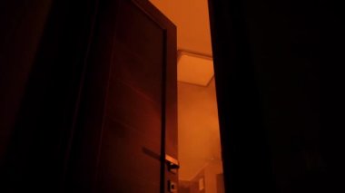 Dumanlı odalı bir dairede yangın. Bir yerleşim bölgesinde yangın.