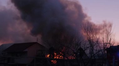 Çok dumanlı özel bir evde yangın. Evde yangın.