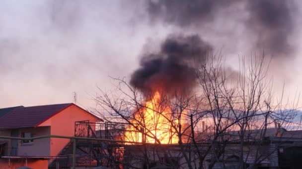 Die Hütte steht in Flammen. Das Haus stand in Flammen. — Stockvideo