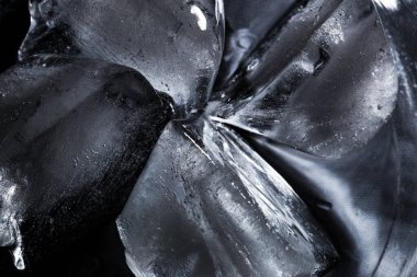 Buz küpleri siyah arkaplan, doku üzerinde yakın plan