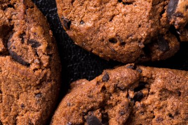 Çikolata parçalı kurabiyelerin dokusu yakın plan..