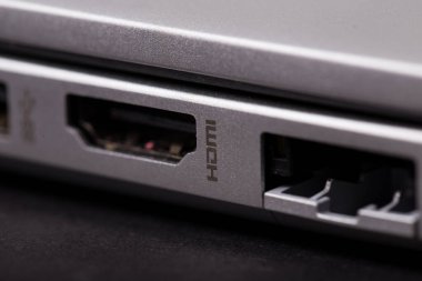 Gri dizüstü bilgisayar dosyasına ndmi imzala.