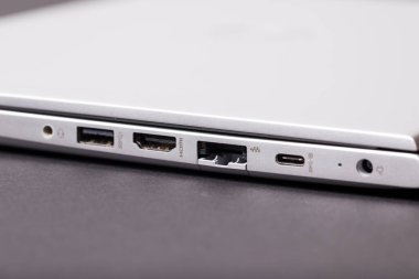 Gri dizüstü bilgisayar dosyasına ndmi imzala.