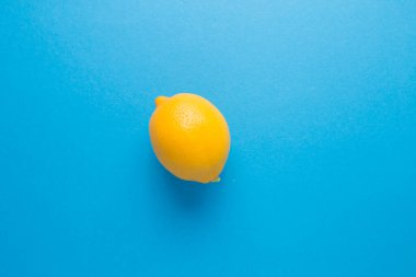 Mavi izole edilmiş bir arka planda limon. Virüs hastalıklarına karşı dokunulmazlık.