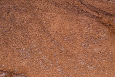 Kuru toprağın dokusu kırmızıdır. Yukarıdan görüntüle.