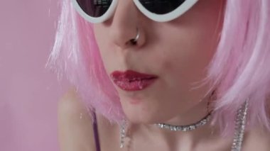 Genç esmer kadın tatlı, parlak bir çörek yemekten hoşlanıyor. Yiyeceklerle gülümseyen kız..