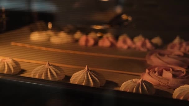 Cuisson meringue dessert sucré dans le four close-up — Video