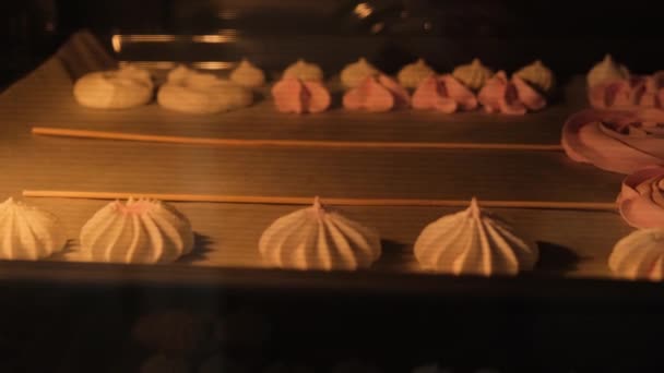 Cooking sweet dessert meringue in the oven close-up — Stock Video