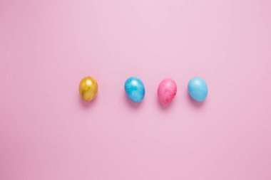 Pembe izole edilmiş arka planda çok renkli Paskalya yumurtaları. Paskalya parlak bir bayramdır..