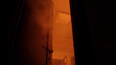 Dumanlı odalı bir dairede yangın. Bir yerleşim bölgesinde yangın.