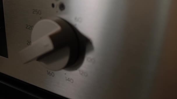 Elektrische oven handvat close-up. Roestvrij stalen handvat met ovenprogramma 's. — Stockvideo