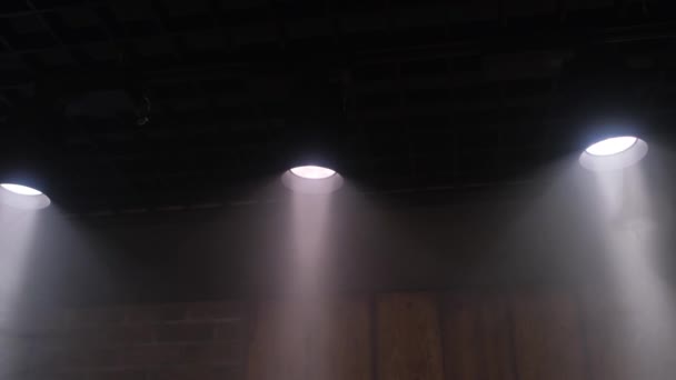 Lampen aus Licht mit einer Rauchwolke. Nahaufnahme. — Stockvideo