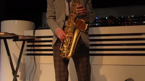 Kiev, Ukraine - 27 mars 2021 : Jeune homme joue du saxophone dans le club. — Video