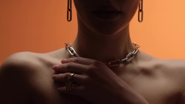 Jewelry on the neck of the model close-up. — Stock Video