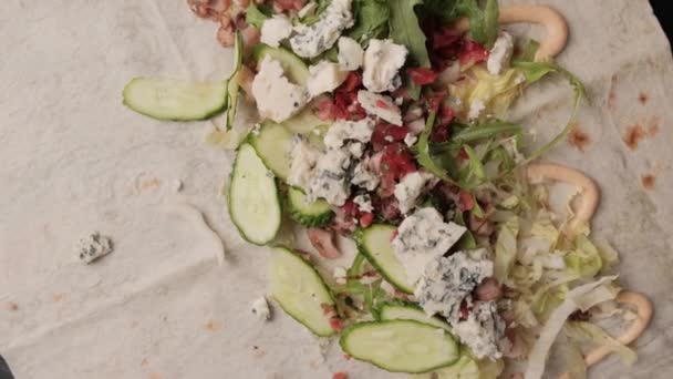 Lavash con pollo, verduras, pepinos y queso. Proceso de cocción Shawarma. — Vídeos de Stock