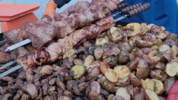Shish kebab en brochetas al aire libre de cerca. Brasero eléctrico con pinchos giratorios. — Vídeos de Stock