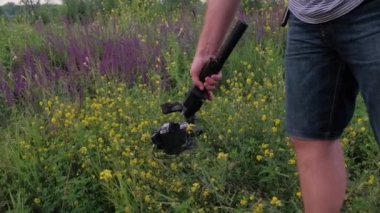 Kiev, Ukrayna - 27 Haziran 2020: Bir adam elinde bir dengeleyiciyle bir kamera tutuyor ve doğanın fotoğraflarını çekiyor.