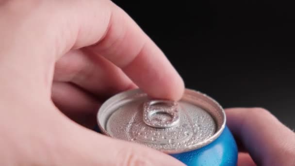 Opening van een blik koude drank close-up op een zwarte achtergrond — Stockvideo