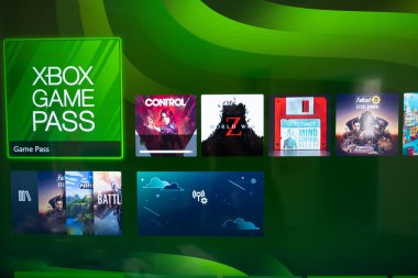XBOX logosu GAME PASS, Xbox Serisi X. Kiev, Ukrayna - 21 Nisan 2021