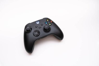 Yeni Xbox serisi X konsolunda oynamak için Joystick denetleyici. Kiev, Ukrayna - 21 Nisan 2021