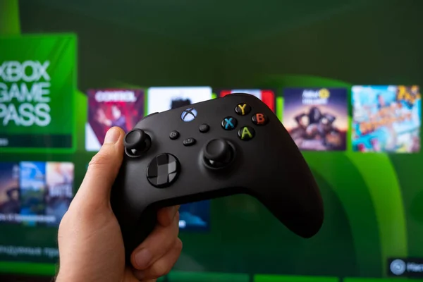 Yeni Xbox serisi X konsolunda oynamak için Joystick denetleyici. Kiev, Ukrayna - 21 Nisan 2021