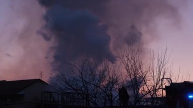 Çok dumanlı özel bir evde yangın. Evde yangın.