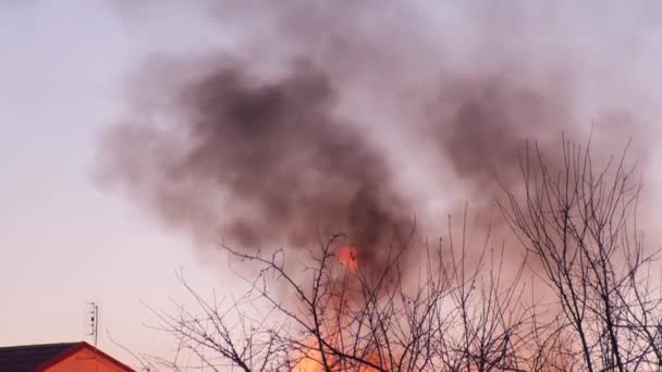 Die Hütte steht in Flammen. Das Haus stand in Flammen. — Stockvideo