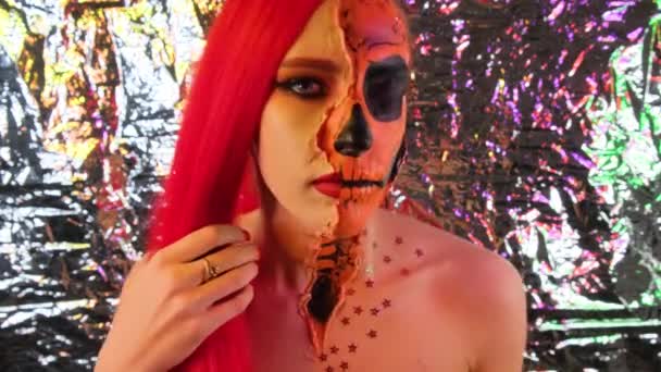 Une sorcière avec un œil et des cheveux roux. L'image pour les vacances Halloween. — Video