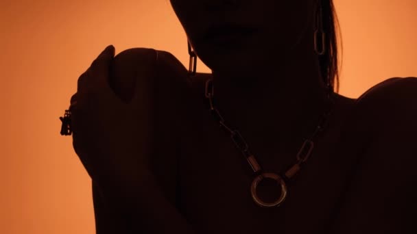 Šperky na krku modelu zblízka. — Stock video