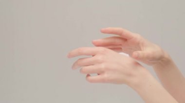 Kadın eli deriyi nemlendirmek için krem sürer. Güzel, narin bir ten. El ve vücut bakımı