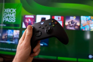 Yeni Xbox serisi X konsolunda oynamak için Joystick denetleyici. Kiev, Ukrayna - 21 Nisan 2021