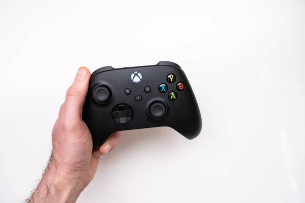 Joystick-Controller zum Spielen auf der neuen Konsole der xbox-Serie. Kiew, Ukraine - 21. April 2021 — Stockfoto