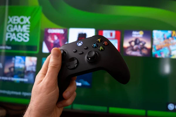 Yeni Xbox serisi X konsolunda oynamak için Joystick denetleyici. Kiev, Ukrayna - 21 Nisan 2021