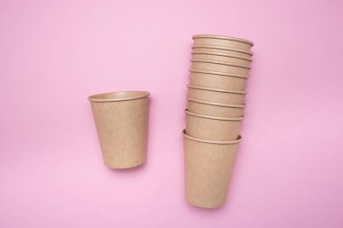 Pembe izole edilmiş arka planda sıcak içecekler için bir yığın kağıt bardak..