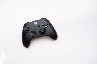 Yeni Xbox serisi X konsolunda oynamak için Joystick denetleyici. Kiev, Ukrayna - 21 Nisan 2021