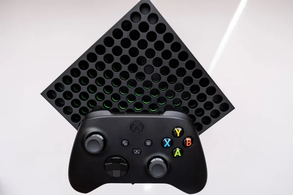 Yeni Xbox serisi X konsolunda oynamak için Joystick denetleyici. Kiev, Ukrayna - 21 Nisan 2021