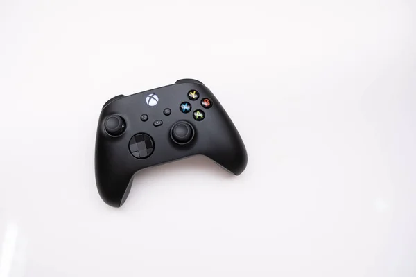 Yeni Xbox serisi X konsolunda oynamak için Joystick denetleyici. Kiev, Ukrayna - 21 Nisan 2021