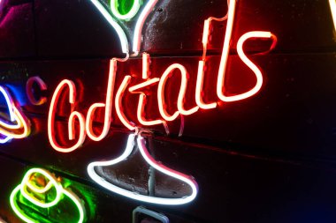 Siyah bir duvarda çeşitli neon şekiller vardı. Parlayan çok renkli neon.