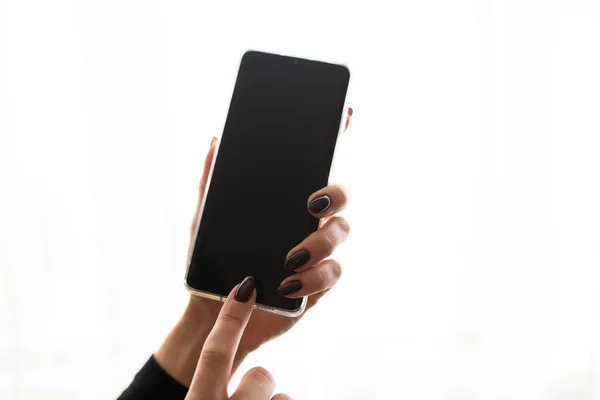 Telefon komórkowy z czarnym ekranem na białym, izolowanym tle. — Zdjęcie stockowe