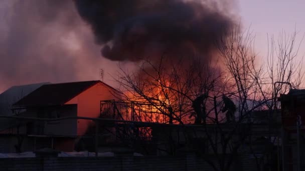 Požár v soukromém domě se spoustou kouře. Oheň doma. — Stock video