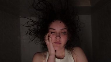 Zihinsel bozukluk çeken bir kız. Kız saldırganlık ve panik gösteriyor..