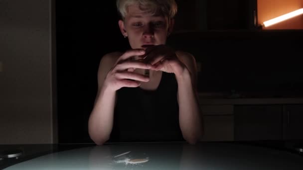 Un homme se prépare à consommer de la drogue. Poudre blanche sous forme d'héroïne sur la table. Le toxicomane prend une dose de drogue. — Video