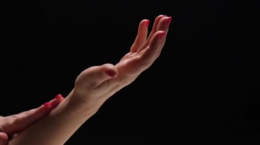 Siyah arka planda aromatik yağı olan bir masörün elleri..