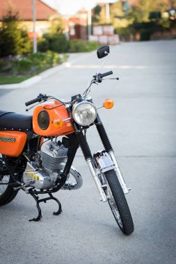 Kiev, Ukrayna - 15 Haziran 2017 Sportbike IZH retro modeli. Yazın sokakta..