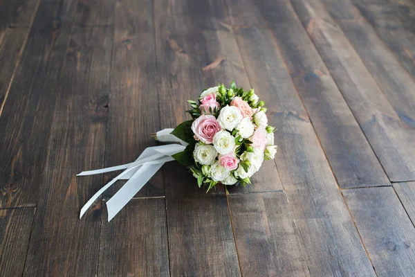 Buquê de casamento de rosas em um fundo de madeira close-up com um lugar livre para uma inscrição — Fotografia de Stock