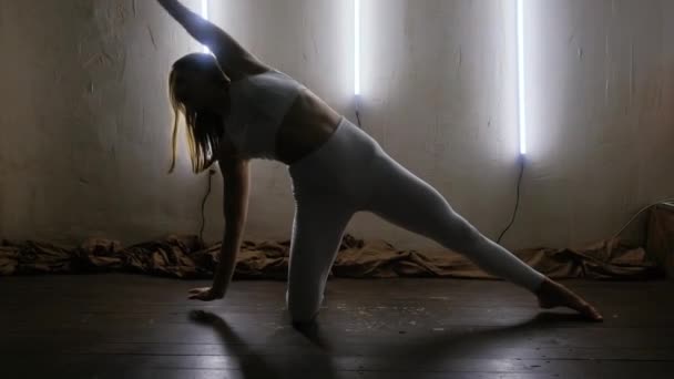 Giovane bella ginnasta sportiva che fa esercizi di stretching. — Video Stock