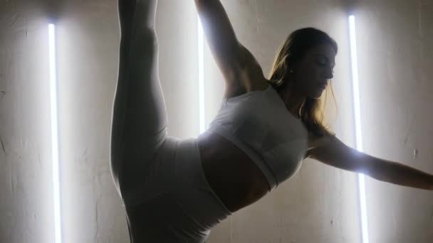 Νεαρή όμορφη αθλήτρια γυμνάστρια κάνει ασκήσεις τεντώματος. — Αρχείο Βίντεο