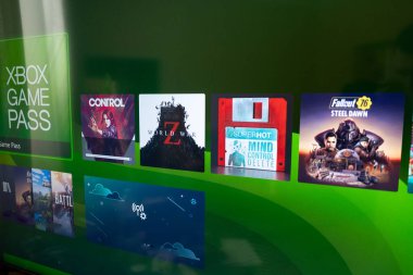 XBOX logosu GAME PASS, Xbox Serisi X. Kiev, Ukrayna - 21 Nisan 2021